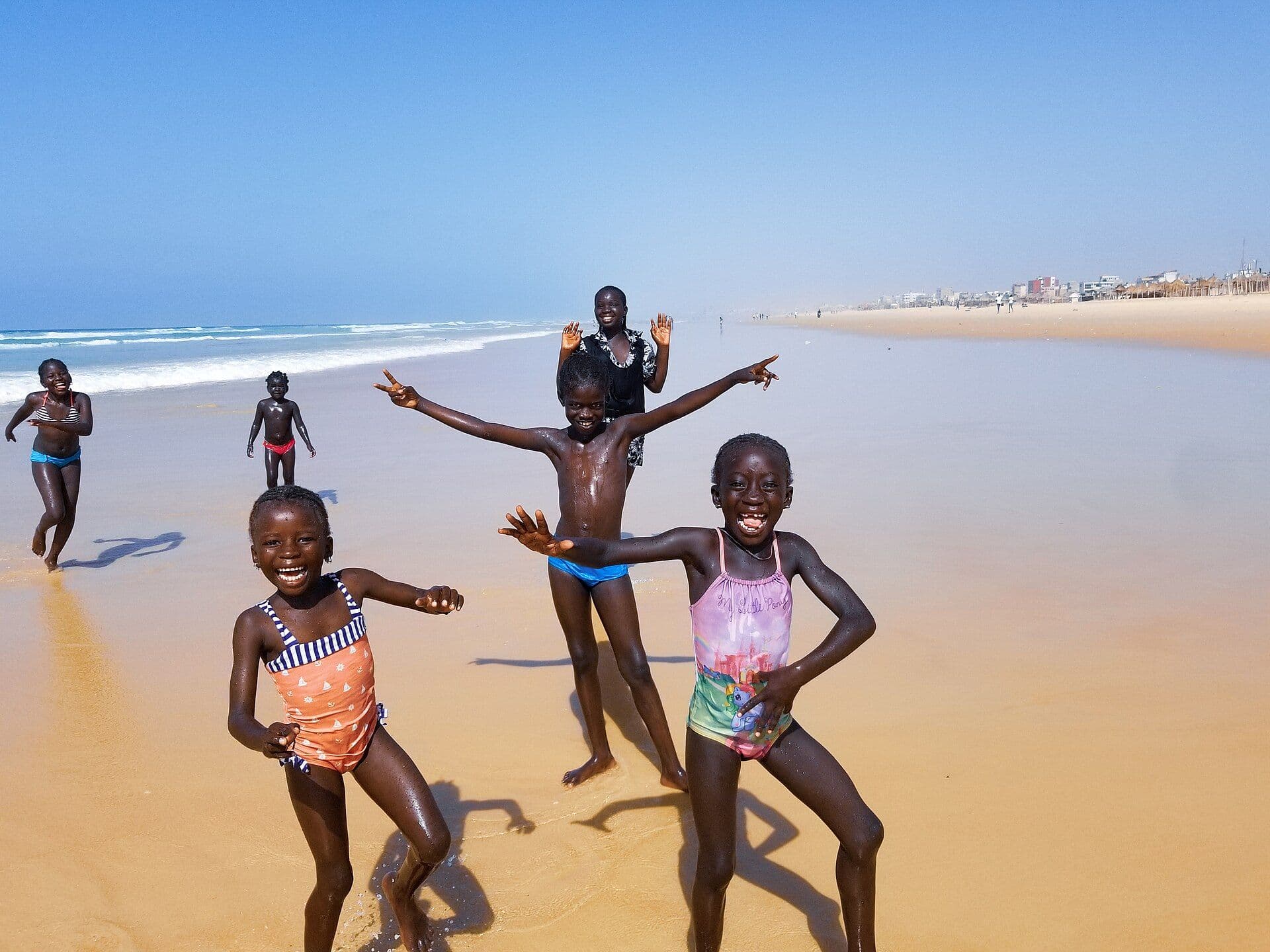 Des enfants jouent et sourient au bord de la mer