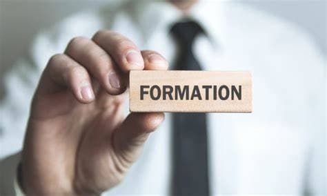 Un groupe de jeunes réunis lors d'une session de formation